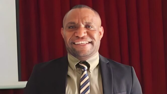 
Wakil Ketua II dan Ketua Operator pada STT Russell Timika, Mikel Tabuni.Foto:Istimewa