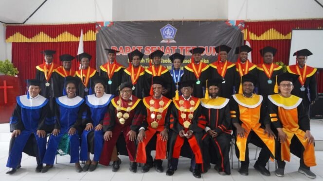 
Ketua STT Rusell Timika,Dr. Henok Bagau, M.Th dan para dosen berfoto bersama para wisudawan dan wisudawati.Foto: Sasagupapua.com