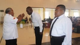 Bupati Kabupaten Mimika, Eltinus Omaleng saat menyematkan tanda pesertaFoto: Sasagupapua.com