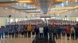 Bupati Kabupaten Mimika, Eltinus Omaleng dan forkopimda saat berfoto dengan seluruh peserta Prajabatan dan Orientasi.Foto: Sasagupapua.com