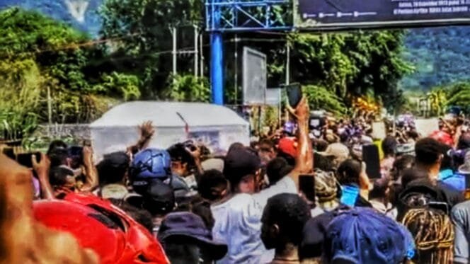 
Capture video amatir proses penjemputan almarhum Lukas Enembe