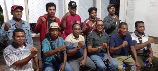 
Marthen LL Moru, Ketua IKF Mimika Papua Tengah didampingi Gabriel Zezo, Wakil Ketua 3 IKF, Antonius Lado, Penasehat IKF, Charles Sareng, Sekretaris 3 IKF, Frans Watu dan pengurus Sektor dan Subsektor usai jumpa pers, Sabtu 2 Desember 2023.Foto: Istimewa For Sasagupapua.com