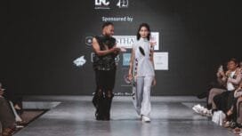 Desainer Alfreds Rumbekwan saat menampilkan hasil karyanya.Foto: Istimewa for Sasagupapua.com