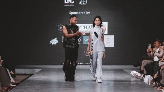 
Desainer Alfreds Rumbekwan saat menampilkan hasil karyanya.Foto: Istimewa for Sasagupapua.com