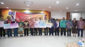 Bupati Eltinus Omaleng berfoto bersama para perwakilan gereja usai penyerahan dana hibah secara simbolis.Foto: Istimewa For Sasagupapua.com