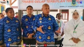 Pj.Bupati Kabupaten Sarmi Markus Mansnembra (tengah)Foto: Capture video tiktok Protokoler Sarmi