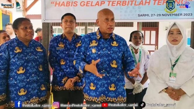 
Pj.Bupati Kabupaten Sarmi Markus Mansnembra (tengah)Foto: Capture video tiktok Protokoler Sarmi