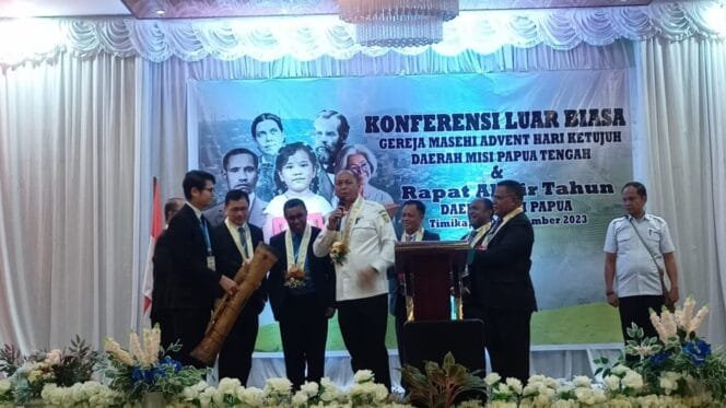 
PJ. Sekda Mimika, Robert Mayaut saat membuka acara Konferensi Luar Biasa dan Rapat Akhir Tahun Daerah Misi Papua Tengah di Mimika.Foto: Sasagupapua.com