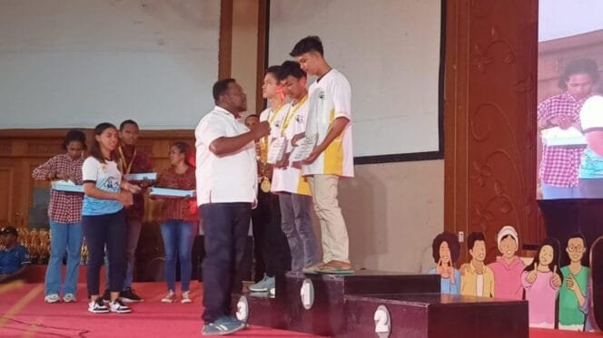 
Pemberian penghargaan dalam acara penutupan Porkab I MimikaFoto: Sasagupapua.com