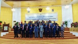 Bupati Kabupaten Mimika, Eltinus Omaleng berfoto bersama Anggota DPRD Kabupaten Mimika.Foto: Istimewa