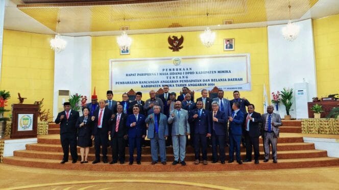 
Bupati Kabupaten Mimika, Eltinus Omaleng berfoto bersama Anggota DPRD Kabupaten Mimika.Foto: Istimewa