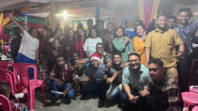 
Momen para alumni SMP YPPK St. Bernardus Timika berfoto bersama usai ibadah natal bersama.Foto: Istimewa