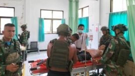 Prajurit TNI yang terkena tembakan oleh pasukan TPNPB ketika dilarikan di rumah sakit.Foto: Istimewa