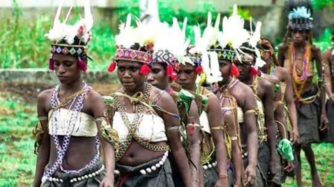 
Masyarakat adat Moi sub suku Moi Salkma, Papua Barat Daya.Foto: Reiner Brabar