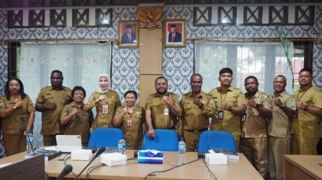 
Foto bersama usai melakukan pertemuan di Kantor Bappeda Kabupaten Mimika.Foto: Istimewa