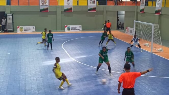 
Suasana pertandingan Futsal Putri Pra PON XXI Aceh-Sumut, Papua Pegunungan melawan Papua Tengah.Foto: Kristin Rejang - Sasagupapua.com