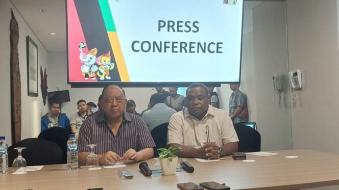 
Foto: Ketua Umum Koni Pusat Marciano Norman (Kiri) didampingi Wakil ketua I Koni Provinsi Papua tengah, Cessar Avianto Tunya.Foto: Kristin Rejang - Sasagupapua.com