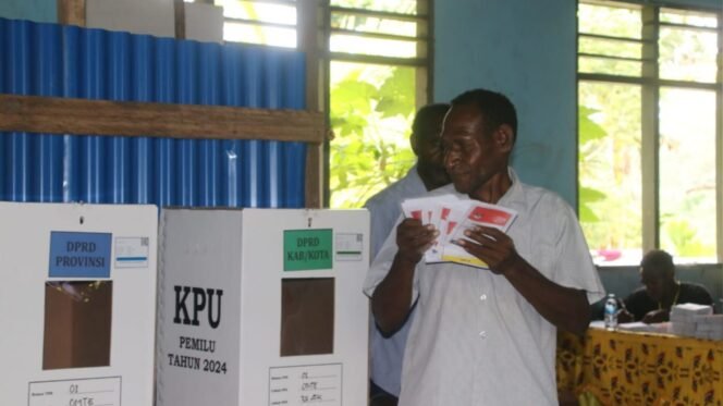 
Kepala Kampung Omte saat melakukan pencoblosan Perdana.  Foto: Sasagupapua.com