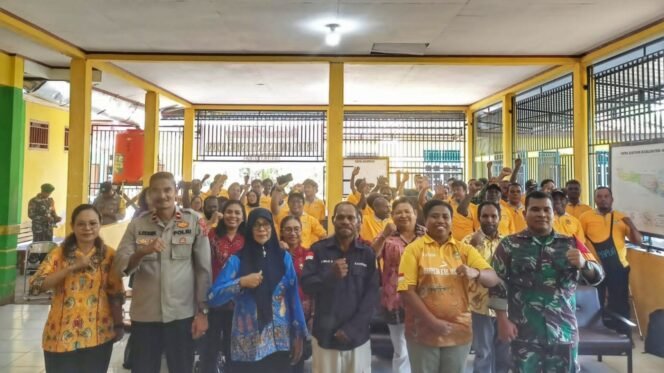 
Foto bersama dalam pembukaan acara Musrenbang Distrik Iwaka Tahun Anggaran 2024.Foto: Kristin Rejang/Sasagupapua.com