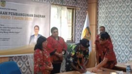 Perwakilan masyarakat saat melakukan penandatanganan berita acara Musrenbang tingkat Kabupaten tahun 2025.Foto: Kristin Rejang/Sasagupapua.com