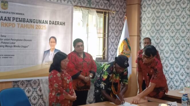 
Perwakilan masyarakat saat melakukan penandatanganan berita acara Musrenbang tingkat Kabupaten tahun 2025.Foto: Kristin Rejang/Sasagupapua.com