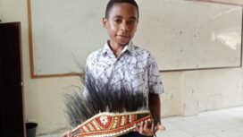 Yansen Reyansem Wanimbo ketika menunjukan hasil karya Mahkota Papua.Foto: Ina/Sasagupapua.com