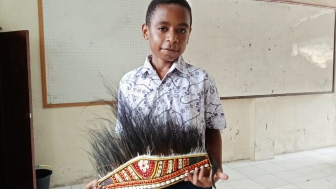 
Yansen Reyansem Wanimbo ketika menunjukan hasil karya Mahkota Papua.Foto: Ina/Sasagupapua.com