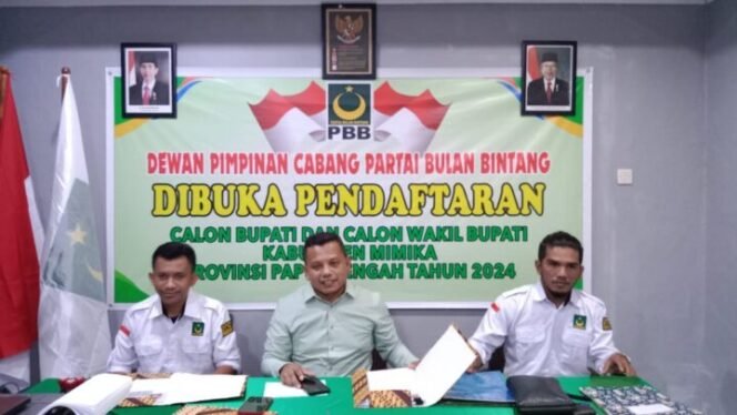 
Ketua DPC PBB Kabupaten Mimika, Herman Gafur (tengah) ketika memberikan keterangan pers didampingi tim pendaftaran. Foto: Istimewa
