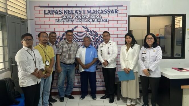 
Eltinus Omaleng saat berada di Lapas Makasar.
Foto: Dok KPK