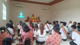 Umat Buddha berfoto bersama usai ibadah Perayaan Waisak yang berlangsung di Vihara Bodhi Mandala, Kabupaten Mimika. Foto: Kristin Rejang/ Sasagupapua.com