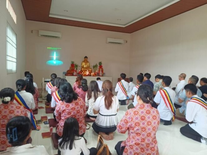 
Umat Buddha berfoto bersama usai ibadah Perayaan Waisak yang berlangsung di Vihara Bodhi Mandala, Kabupaten Mimika. Foto: Kristin Rejang/ Sasagupapua.com