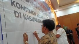 Sekertaris Dinas Kesehatan Kabupaten Mimika, Fransiska Tekege saat menandatangani komitmen PIN Polio. Foto: Kristin Rejang/Sasagupapua.com