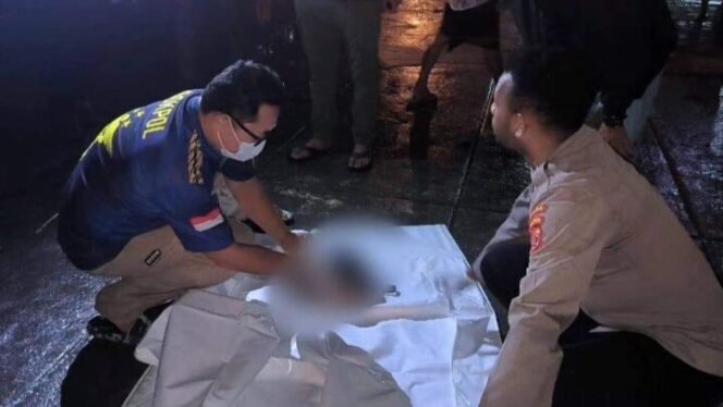 
Polisi saat merespon laporan warga yang menemukan sosok mayat bayi di tempat sampah.Foto: Humas Polresta Jayapura Kota.