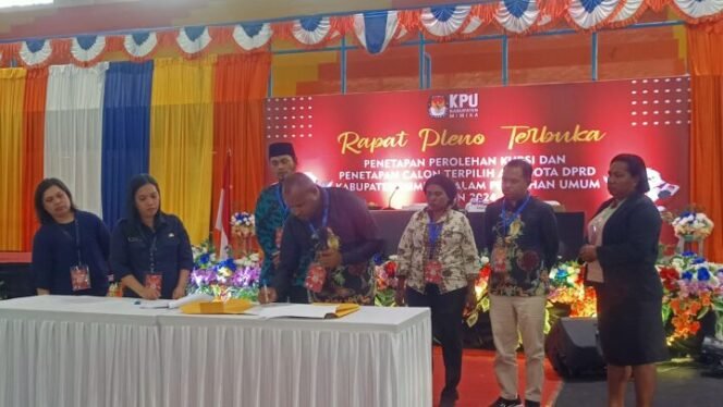 
Penandatanganan berita acara penetapan calon terpilih DPRD Kabupaten Mimika dan jumlah suara partai politik. Foto: Kristin Rejang/Sasagupapua.com