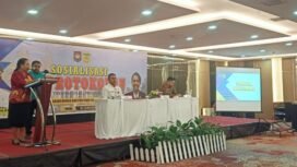 Asisten III, Bidang Administrasi Umum pada Setda Mimika, Anace Hambore saat membuka acara sosialisasi Keprotokolan. Foto: Kristin Rejang/Sasagupapua.com 