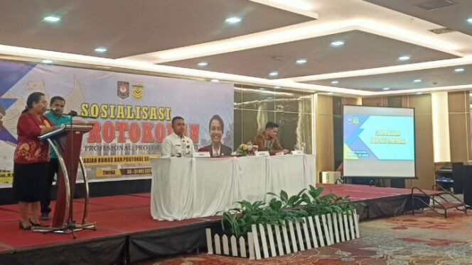 
Asisten III, Bidang Administrasi Umum pada Setda Mimika, Anace Hambore saat membuka acara sosialisasi Keprotokolan. Foto: Kristin Rejang/Sasagupapua.com 