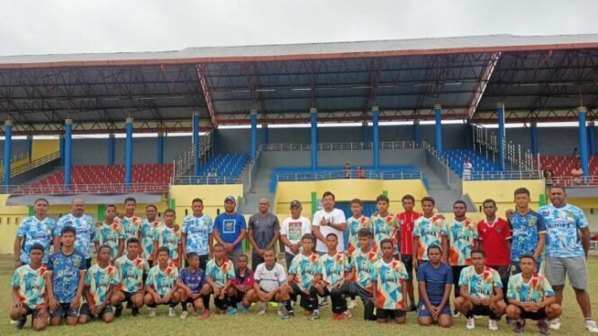 
Boaz Salossa berfoto bersama Kadisporapar Kabupaten Mimika, Yopi Toisuta, Para Coach, dan Siswa PPLDP. Foto: Kristin Rejang/Sasagupapua.com