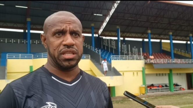 
Boaz Salossa ketika diwawancarai wartawan. Foto: Kristin Rejang/Sasagupapua.com