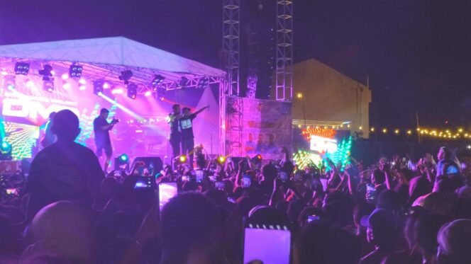 
Suasana konser DMP di Lapangan Timika Indah. Foto : Katharina Toda/sasagupapua.com