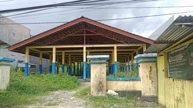 
Salah satu gedung pasar yang dibangun oleh Disperindag di SP4, namun tidak berfungsi.Foto: Kristin Rejang-Sasagupapua.com