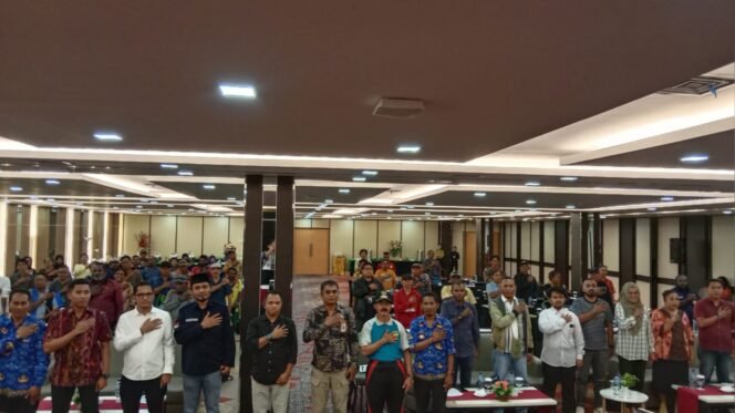 
Foto bersama kegiatan sosialisasi yang diselenggarakan oleh KPU.Foto: Kristin Rejang/Sasagupapua.com