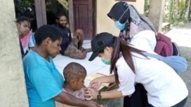 Petugas puskesmas saat memberikan imunisasi.Foto: Istimewa