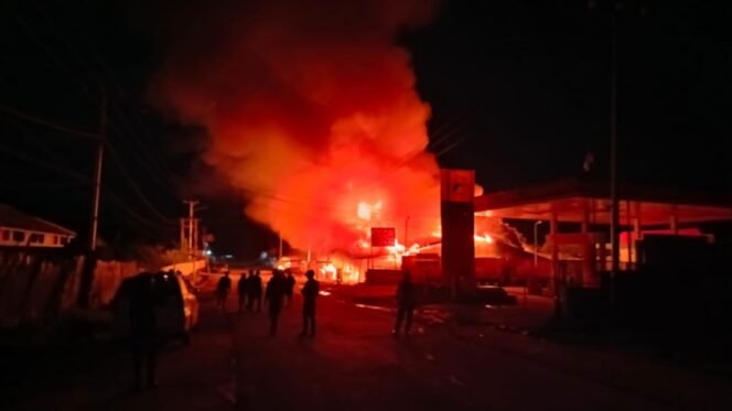 
Sejumlah gedung sekolah dan kios yang dibakar oleh KKB.Foto: Istimewa for Sasagupapua.com.