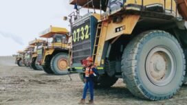 Mariana Edoway berfoto di depan kendaraan Dump Truck yang sering ia operasikan dalam dunia kerja. Foto: Istimewa