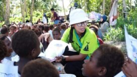 Seorang tim pijar saat mengajar anak-anak di Ipaya.Foto: Istimewa