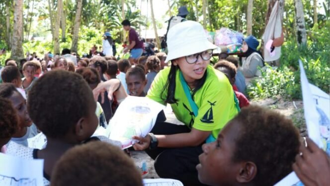 
Seorang tim pijar saat mengajar anak-anak di Ipaya.Foto: Istimewa