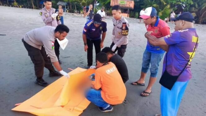 
Kepolisian saat merespon TKP ditemukan sosok bayi baru lahir di Pinggir Pantai.Foto: Istimewa