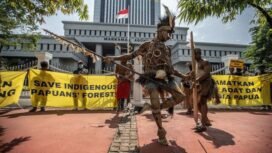 Perwakilan Masyarakat Adat Awyu dan Moi asal Papua Barat mengunjungi gedung Mahkamah Agung dengan mengenakan pakaian adat, dimana mereka akan menggelar doa, ritual, serta menampilkan tarian adat. Mereka pun membawa sebidang tanah adatnya sebagai simbol untuk diserahkan ke Mahkamah Agung. Demonstrasi mereka menuntut Mahkamah Agung mencabut izin dua perusahaan kelapa sawit di Boven Digoel dan Sorong yang mengancam hutan adat, yang total mencakup lebih dari separuh provinsi Jakarta. Mahasiswa Papua dan kelompok masyarakat sipil lainnya juga akan hadir untuk mendukung perjuangan masyarakat Awyu dan Moi. © Jurnasyanto Sukarno / Greenpeace
