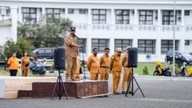 Plt. Bupati Kabupaten Mimika, Johannes Rettob saat memimpin apel gabungan, Senin (3/6/2024). Foto: Fernando Rio for Sasagupapua.com