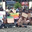 Para pelajar dan mahasiswa melakukan aksi protes dengan menduduki halaman kantor YPMAK di Jalan Yos Sudarso Timika, Papua Tengah. Foto: Kristin Rejang/Sasagupapua.com